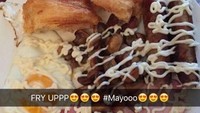 Tak mengerti cara memasak sarapan dengan benar, seorang netizen nekat menggoreng semua makanannya. Termasuk telur, sosis, daging, hingga croissantnya! Foto: Daily Mail