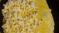 Aneh tapi nyata! Eksperimen seorang netizen dipamerkan dengan bangga. Penampilan omelette dengan topping popcorn bikin netizen yang melihat mengernyitkan dahi. Foto: Daily Mail