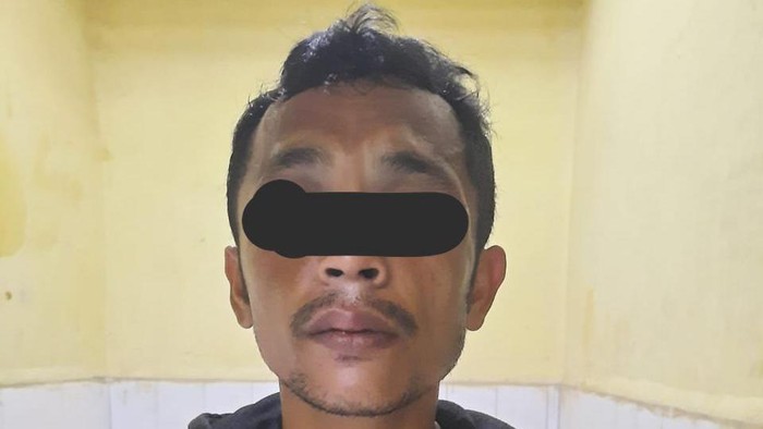 Pria berinisial AU (34) diamankan warga usai kepergok korbannya ketika sedang mencuri motor di Jonggol, Kabupaten Bogor. Pelaku kini ditahan pihak kepolisian di Mapolsek Jonggol.