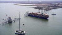 Insiden ini berawal ketika kapal kontainer bernama Dali, berbendera Singapura, yang berangkat dari Pelabuhan Baltimore menuju ke Sri Lanka, tiba-tiba menabrak tiang penyangga Jembatan Francis Scott Key yang membentang di muara Sungai Patapsco pada Selasa (26/3) dini hari, sekitar pukul 01.30 waktu setempat. REUTERS/Maryland National Guard  