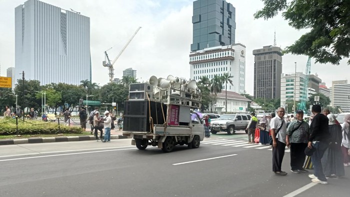 Massa mulai bubarkan diri dari kawasan Patung Kuda, Jakpus (Taufiq/detikcom)