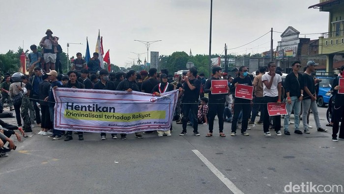 Massa saat memblokade jalan di depan Polda Sumut. (Finta Rahyuni/detikSumut)