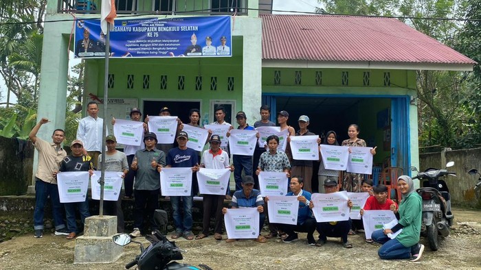 Masyarakat Desa Air Tenam Kabupaten Bengkulu Selatan terima uang Rp 144 juta sebagai upah program baby tree.