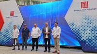 Trisna Muliadi Direktur Utama PT Jaya Real Property Tbk, Mohamad Risal Wasal Direktur Jenderal Perkeretaapian, Benyamin Davnie selaku Walikota Tangerang Selatan dan Didiek Hartantyo selaku Direktur Utama PT Kereta Api Indonesia saat meresmikan Jurangmangu Tunnel di Tengerang Selatan, Rabu (27/3/2024).