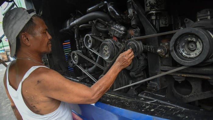 Mekanik melakukan perawatan bus di Pool Bus ALS, Medan, Sumatera Utara, Selasa (26/3/2024). Perawatan dan pemeriksaan kondisi bus yang dilakukan secara rutin tersebut untuk mencegah kecelakaan serta memberikan kenyamanan kepada penumpang saat melakukan perjalanan mudik Lebaran. ANTARA FOTO/Fransisco Carolio/nym.