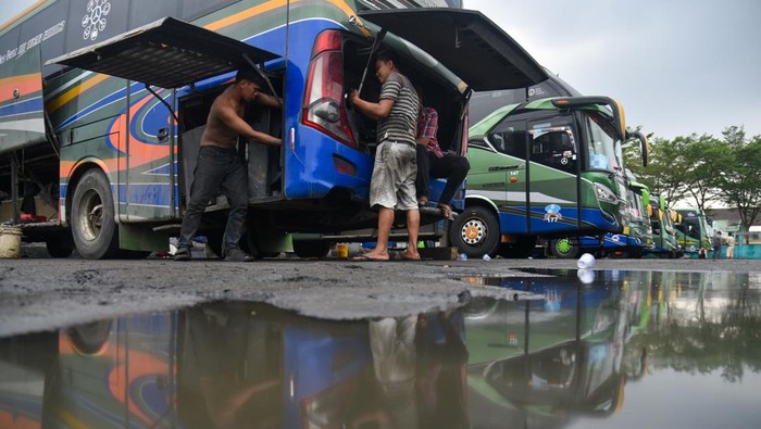 Mekanik melakukan perawatan bus di Pool Bus ALS, Medan, Sumatera Utara, Selasa (26/3/2024). Perawatan dan pemeriksaan kondisi bus yang dilakukan secara rutin tersebut untuk mencegah kecelakaan serta memberikan kenyamanan kepada penumpang saat melakukan perjalanan mudik Lebaran. ANTARA FOTO/Fransisco Carolio/nym.