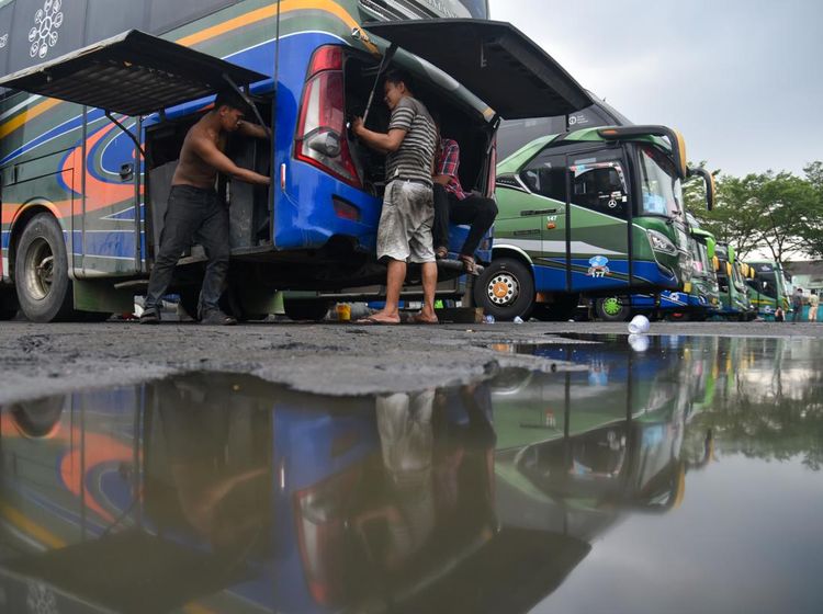 Melihat Perawatan Bus Angkutan Mudik