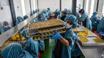 Melihat Sibuknya Produksi Kue Kering Jelang Lebaran di Bandung