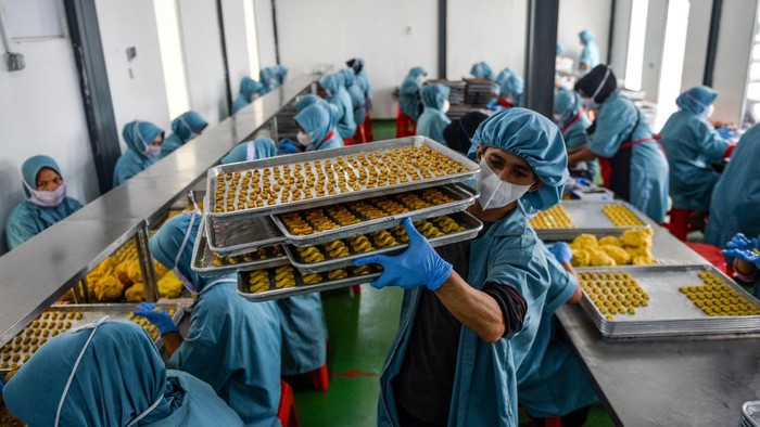 Pekerja menyelesaikan produksi kue kering di pabrik kue J&C Cookies, Cimenyan, Kabupaten Bandung, Jawa Barat, Rabu (27/3/2024). Pada Bulan Suci Ramadhan 1445 H, J&C cookies menargetkan dapat memproduksi sebanyak 500 hingga 600 lusin kue kering atau atau 10.000 toples per hari guna memenuhi kebutuhan pelanggan dan reseller yang berada di berbagai kota di Indonesia. ANTARA FOTO/Raisan Al Farisi/Spt.