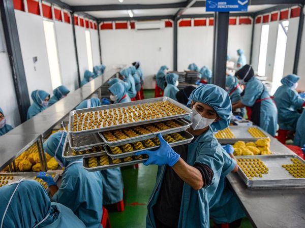 Melihat Sibuknya Produksi Kue Kering Jelang Lebaran di Bandung