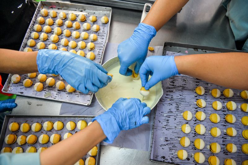 Pekerja menyelesaikan produksi kue kering di pabrik kue J&C Cookies, Cimenyan, Kabupaten Bandung, Jawa Barat, Rabu (27/3/2024). Pada Bulan Suci Ramadhan 1445 H, J&C cookies menargetkan dapat memproduksi sebanyak 500 hingga 600 lusin kue kering atau atau 10.000 toples per hari guna memenuhi kebutuhan pelanggan dan reseller yang berada di berbagai kota di Indonesia. ANTARA FOTO/Raisan Al Farisi/Spt.