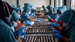 Melihat Sibuknya Produksi Kue Kering Jelang Lebaran di Bandung