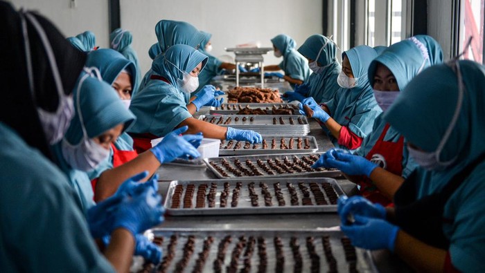 Pekerja menyelesaikan produksi kue kering di pabrik kue J&C Cookies, Cimenyan, Kabupaten Bandung, Jawa Barat, Rabu (27/3/2024). Pada Bulan Suci Ramadhan 1445 H, J&C cookies menargetkan dapat memproduksi sebanyak 500 hingga 600 lusin kue kering atau atau 10.000 toples per hari guna memenuhi kebutuhan pelanggan dan reseller yang berada di berbagai kota di Indonesia. ANTARA FOTO/Raisan Al Farisi/Spt.
