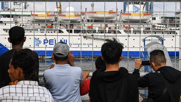 Mereka yang 'Curi Start' Mudik di Pelabuhan Tanjung Priok Calon penumpang melihat KM Bukit Raya yang akan bersandar di Pelabuhan Penumpang Tanjung Priok, Jakarta Utara, Selasa (26/3/2024). Menurut petugas, keberangkatan penumpang yang menggunakan dua kapal PT Pelayaran Nasional Indonesia (Pelni) mengalami kenaikan jumlah penumpang, yakni KM Nggapulu mengangkut penumpang sekitar 1.300 orang dan KM Bukit Raya sekitar 700 penumpang yang merupakan awal mudik Lebaran 2024 di pelabuhan itu. ANTARA FOTO/M Risyal Hidayat/nym.