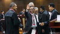 Ganjar juga berjabat tangan dengan Yusril Ihza Mahendra.