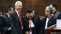 Ganjar dan Otto Hasibuan terlihat akrab. Bahkan mereka sesekali tertawa di sela-sela perbincangan.