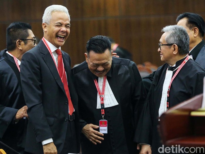 Paslon nomor urut 3 Ganjar-Mahfud menghadiri sidang perdana sengketa Pilpres 2024. Keduanya sempat menyalami dan berbincang dengan tim hukum Prabowo-Gibran.