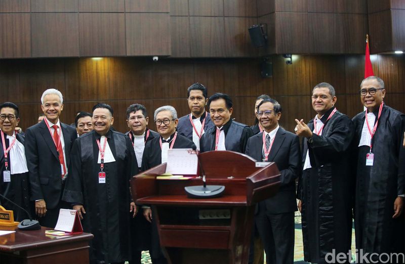 Paslon nomor urut 3 Ganjar-Mahfud menghadiri sidang perdana sengketa Pilpres 2024. Keduanya sempat menyalami dan berbincang dengan tim hukum Prabowo-Gibran.