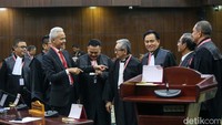 Ganjar dan Mahfud berbincang dengan tim hukum Prabowo-Gibran seperti Yusril Ihza Mahendra dan Otto Hasibuan di ruang sidang Mahkamah Konstitusi, Jakarta, Rabu (27/3/2024).