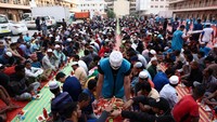 Petugas melayani warga yang akan berbuka puasa.  