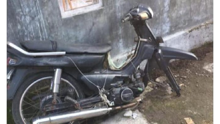 Motor yang hanya dicuri roda depannya di Ngaglik, Sleman.