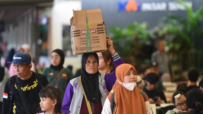 Sejumlah pemudik beristirahat saat menunggu kedatangan kereta api di Stasiun Pasar Senen, Jakarta, Rabu (27/3/2024). Pada dua minggu sebelum Idul Fitri, sejumlah pemudik memilih untuk pulang lebih awal agar dapat menghabiskan waktu lebih lama di kampung halaman. ANTARA FOTO/Akbar Nugroho Gumay/foc.