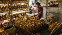 Toko-toko roti juga banyak ditemukan di Istanbul. Wangi roti yang baru dipanggang tercium sepanjang jalan. (AP Photo/Francisco Seco)