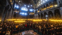 Masjid-masjid di Istanbul akan dipenuhi jemaah yang melaksanakan ibadah saat Ramadan. Mereka juga bisa menikmati gaya arsitektur kuno masjid-masjid Istanbul. (AP Photo/Francisco Seco)