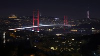 Jembatan Martir ini merupakan yang menghubungkan sisi Eropa dan Asia Kota Istanbul. (AP Photo/Khalil Hamra)