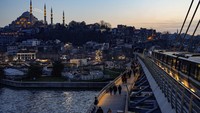 Salah satu yang memikat mata adalah Bangunan Masjid Hagia Sophia dan Masjid Biru yang megah dan indahnya tak terlukiskan. (AP Photo/Emrah Gurel)