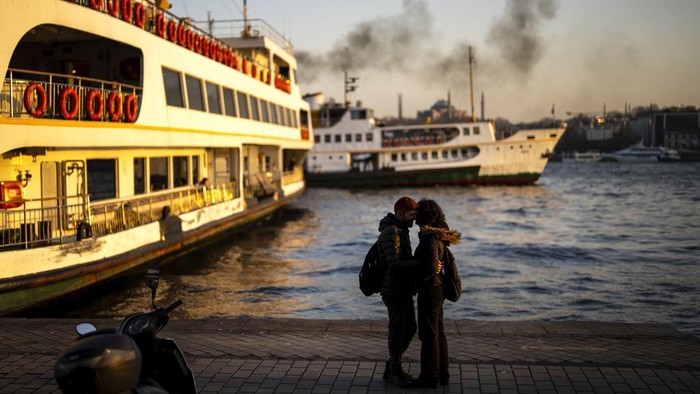 Ngabuburit Menikmati Keindahan Kota Istanbul Turki A couple kiss at Karakoy ferry terminal at the Bosphorus in Istanbul, Turkey, Tuesday, Feb. 27, 2024. (AP Photo/Francisco Seco)