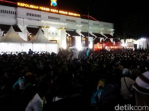Ribuan Bonek Tumplek Blek di Polrestabes Surabaya Nobar Persebaya vs Arema FC