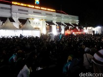 Ribuan Bonek Tumplek Blek di Polrestabes Surabaya Nobar Persebaya vs Arema FC