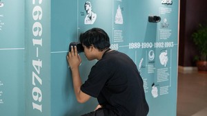 Pengunjung tampak melihat-lihat di area pameran Sampul Manusia.  Foto: Courtesy of Muhammad Gilang Surya/ Gramedia