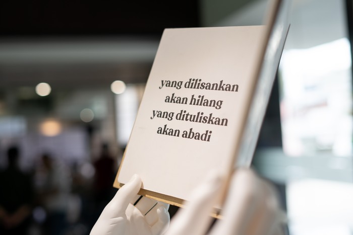 Nostalgia Lihat Sampul Buku Kece dari 50 Tahun Lalu Pameran Sampul Manusia resmi dibuka buat umum mulai hari ini sampai 5 April 2024. Siap nostalgia dengan sampul-sampul kece ini?