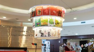 Di lobi gedung Kompas Gramedia, Jalan Palmerah Barat, kamu bakal bisa melihat timeline penerbitan sampul-sampul buku yang keren banget sejak 1974. 50 tahun yang lalu, loh.   Foto: Courtesy of Muhammad Gilang Surya/ Gramedia