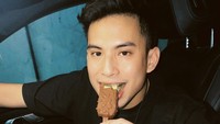 Musisi dengan nama asli Niko Al Hakim itu memang memelihara beberapa binatang langka. Namun, kabar buruk terkait kucing hutannya ini telah membuat netizen, bahkan mantan istrinya geleng-geleng kepala. Foto: Instagram @okintph