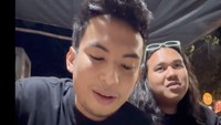 Selain hobi memelihara binatang langka, Okin juga senang membagikan momen saat pergi manggung sambil kulineran. Seperti ini momen ketika Okin ditemani Keanu mencicipi nasi goreng kuah. Foto: Instagram @okintph