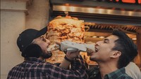 Tidak hanya kulineran di dalam negeri, Okin juga sempat memamerkan momen menikmati kebab Turki langsung di negara asalnya! Kelihatan enak ya kebabnya? Foto: Instagram @okintph