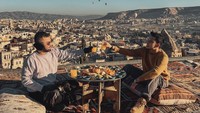 Pacar Regina Phoenix itu juga sempat menikmati momen sarapan seru di Turki. Ia menikmati jus jeruk, buah-buahan, dan roti sambil melihat pemandangan bagunan-bangunan di Turki sekaligus balon udara. Foto: Instagram @okintph