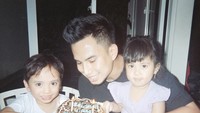 Meskipun sudah pisah dengan Rachel Vennya, bapak kandung Xabiru dan Chava ini tetap sering bertemu anak-anaknya. Bahkan, saat Okin ulang tahun, ia pun merayakan bersama anak-anaknya sambil menikmati kue cokelat. Foto: Instagram @okintph