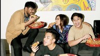 Tertangkap lagi momen ketika pria berusia 30 tahun itu sedang makan pizza. Ia dan anggota bandnya masing-masing tampak memegang satu loyang pizza nih. Foto: Instagram @okintph