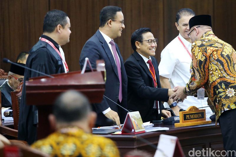 Pasangan calon nomor urut 1 Anies Baswedan-Muhaimin Iskandar (Cak Imin) datang ke Mahkamah Konstitusi untuk mengikuti sidang perdana gugatan sengketa Pilpres 2024, Rabu (27/3/2024).