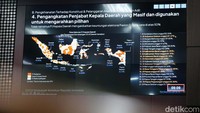 BW memberikan pemaparan sambil menunjukkan tabel.