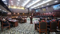 Seperti diketahui, MK menggelar sidang perdana perkara perselisihan hasil pemilihan umum (PHPU) Pilpres hari. Dua permohonan sengketa akan diperiksa secara terpisah. Sidang perdana PHPU Pilpres dimulai pukul 08.00 WIB dengan pemohon paslon 01 Anies-Muhamin. Kemudian pada pukul 13.00 WIB, MK akan menggelar sidang kedua dengan pemohon paslon 03 Ganjar-Mahfud.
