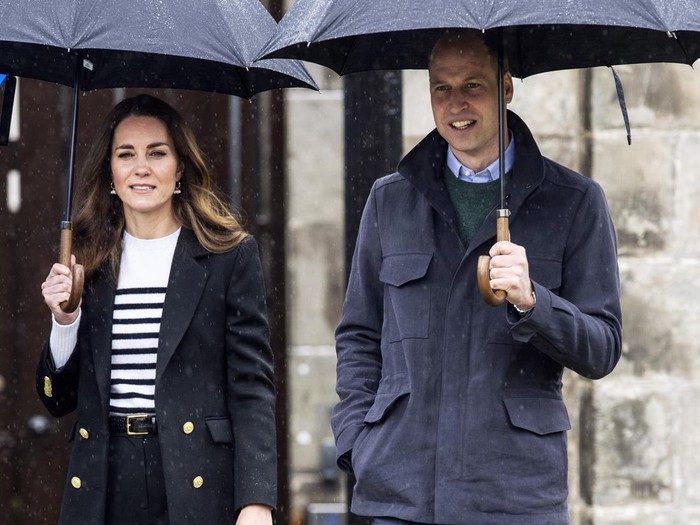 Pangeran William dan Kate Middleton di St. Andrews ST ANDREWS, SCOTLAND - MAY 26: Prince William, Duke of Cambridge and Catherine, Duchess of Cambridge during a visit to the University of St Andrews on May 26, 2021 in St Andrews, Scotland. (Photo by Andy Buchanan - WPA Pool/Getty Images)