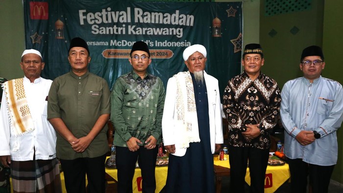 Para Pimpinan dan pengasuh pondok pesantren bersama perwakilan McDonald’s Indonesia di acara Festival Ramadan Santri Karawang.