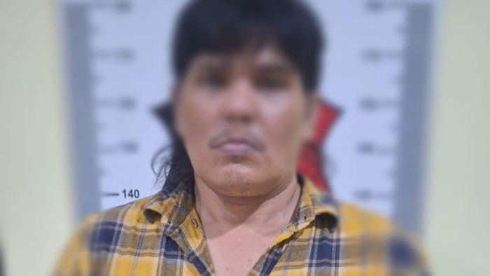 Pelaku inisial NS saat diamankan polisi usai kedapatan mengedarkan uang palsu.(dok Polsek Batu Ampar)