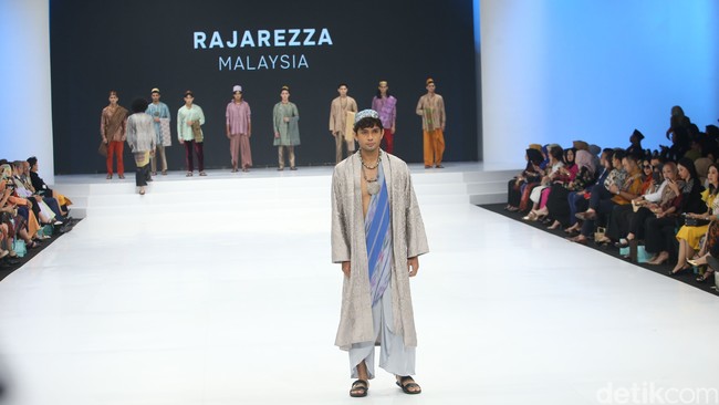 Menteri Perdagangan Zulkifli Hasan yang hadir dalam pembukaan IFW 2024 mengatakan pemerintah khususnya Kemendag memberikan dukungan penuh kepada industri fashion seperti gelaran Indonesia Fashion Week. Foto: Rifkianto Nugroho
