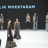 Indonesia Fashion Week tahun ini mengusung tema Langgam Jakarta Teranyam. Foto: Rifkianto Nugroho